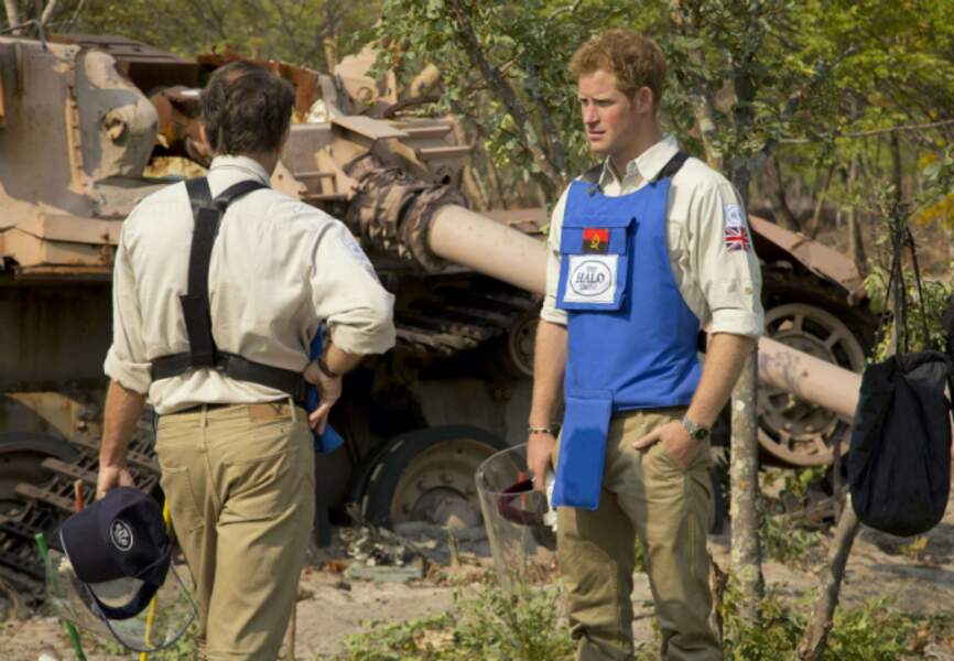 Le Prince Harry visite un champ de mines le 17 août 2013 en Angola