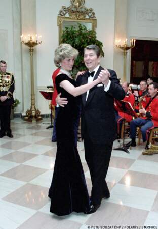 Ronald Reagan, qui ne se souvient pas du prénom de Diana, l'invite à danser