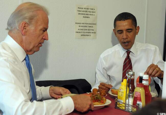 Barack Obama et Joe Biden mangent un burger