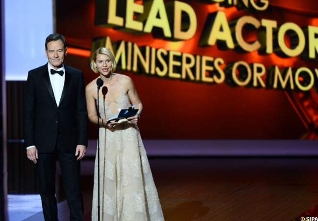 Claire Danes s'apprête à remettre un Emmy Award