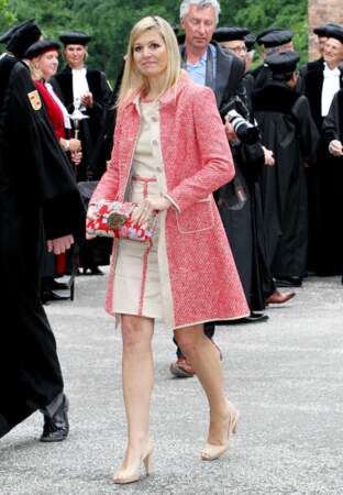 Manteau rose flammé assorti à une robe beige… Un sans faute.