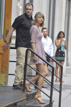 Le galant homme qui tient la porte de Taylor Swift? Son bodyguard