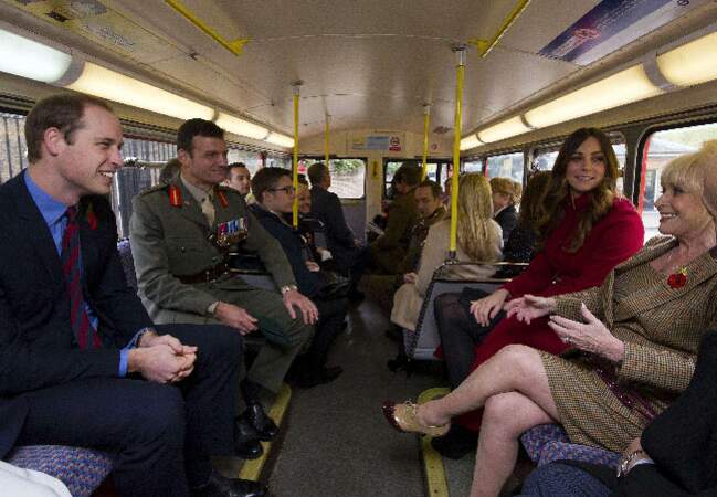 Dans le bus avec l'actrice Barbara Windsor et des membres de la Légion britannique