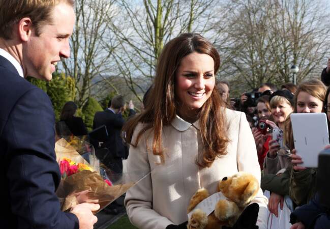 Une admiratrice lui offre un ours en peluche pour son bébé, le 19 mars 2013