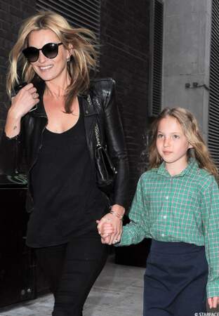 Se promenant dans les rues de Londres avec sa fille Lila Grace en mai 2013