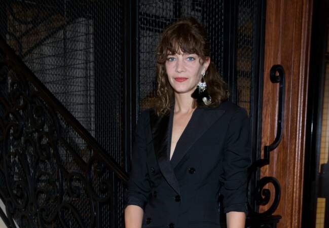 Céline Sallette portait une veste de smoking Ralph Lauren Black Label et un pantalon brodé Ralph Lauren