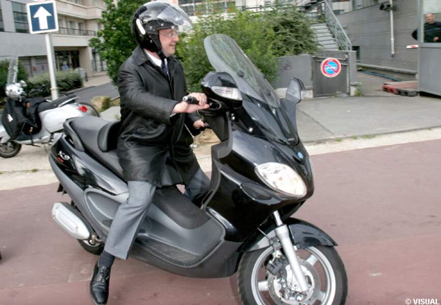 François Hollande chevauche son fidèle scooter