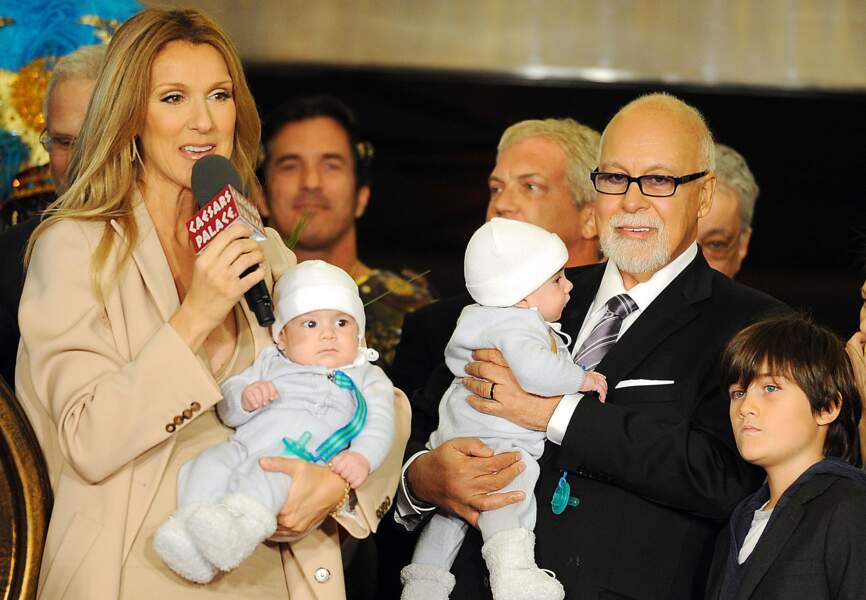 La famille s'agrandit : Céline et René avec leurs jumeaux Eddy et Nelson au Caesar's Palace à Las Vegas, le 16 févr