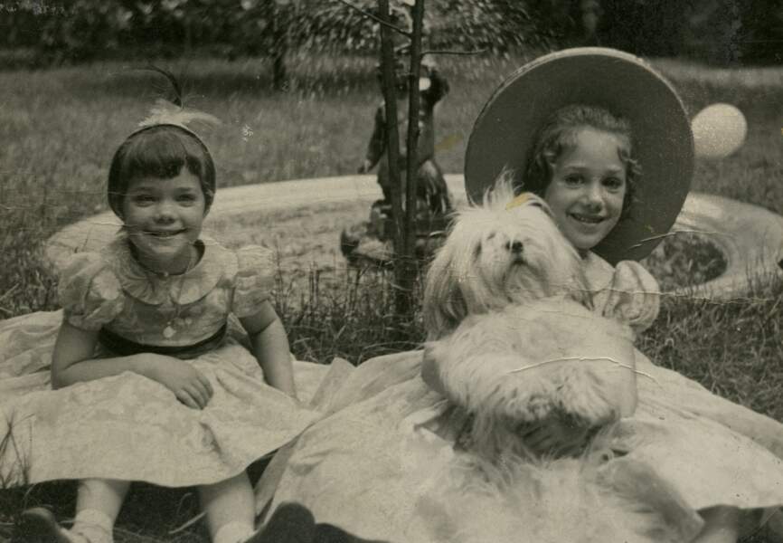 Marisa et sa soeur avec Gourou, le chien chéri de sa grand-mère