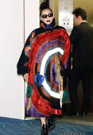 Au Japon Lady Gaga ose le manteau abstrait