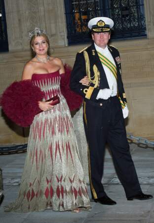 Sublime dans sa robe bustier assortie d'un boa pourpre, la veille des noces de Guillaume de Luxembourg