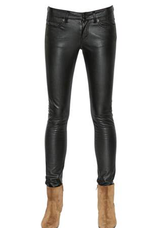 Saint Laurent, pantalon en simili cuir, 450€