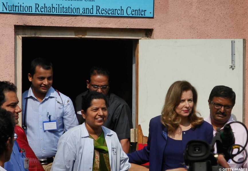 Valérie Trierweiler visite le centre de nutrition à Dharavi