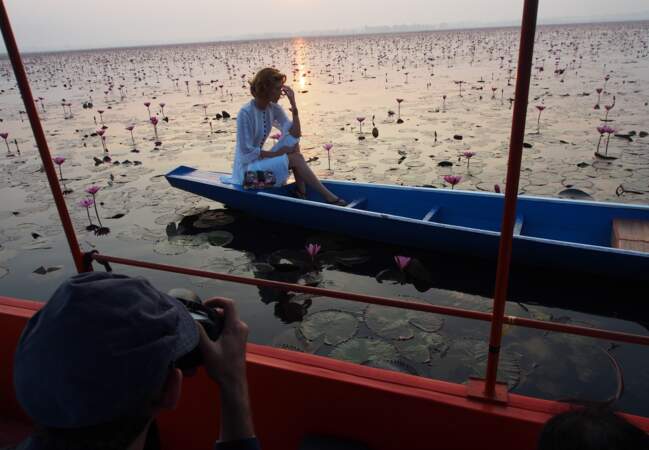 Perchée sur sa barque, flottant doucement sur le lac Nong Han situé près de la ville d'Udon Thani