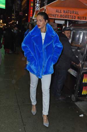 Rihanna, enveloppée dans son manteau Kye, est habillée pour l'hiver ! 