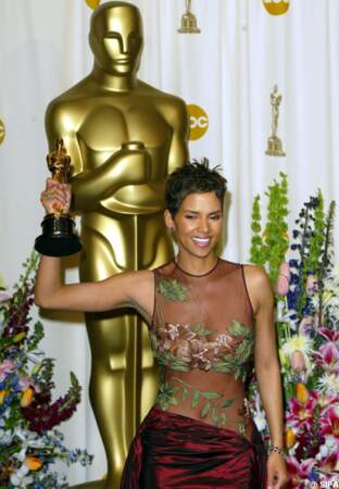 Halle Berry remporte l'Oscar de la meilleure actrice en 2002