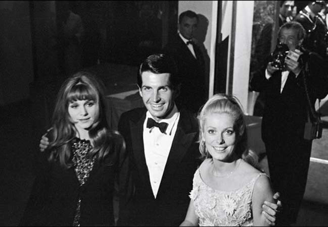 George Hamilton et les plus belles actrices  de 1965: Catherine Deneuve et sa sœur Françoise Dorléac