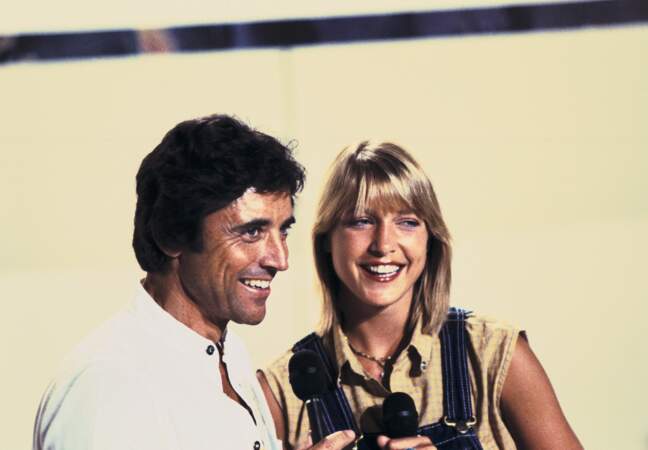 Sacha chante en duo avec Joelle Mogensen du groupe "Il était une fois", lors d'une émission télévisée