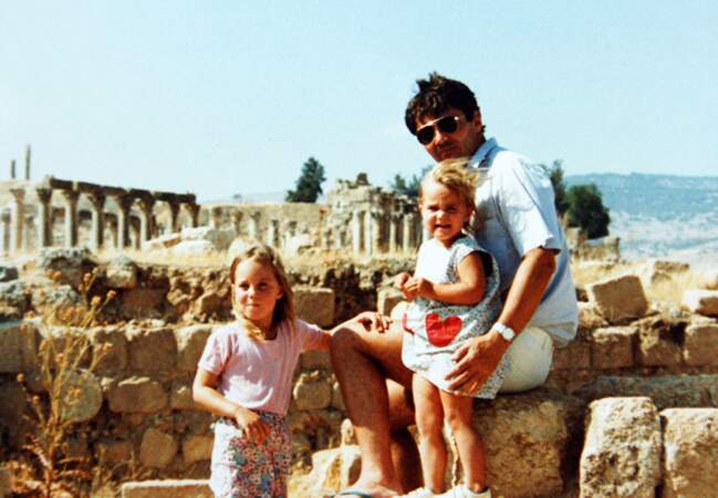 Une enfance heureuse: ici, à 4 ans, avec son père et sa sœur cadette, Pippa. Son père travaille alors en Jordanie.