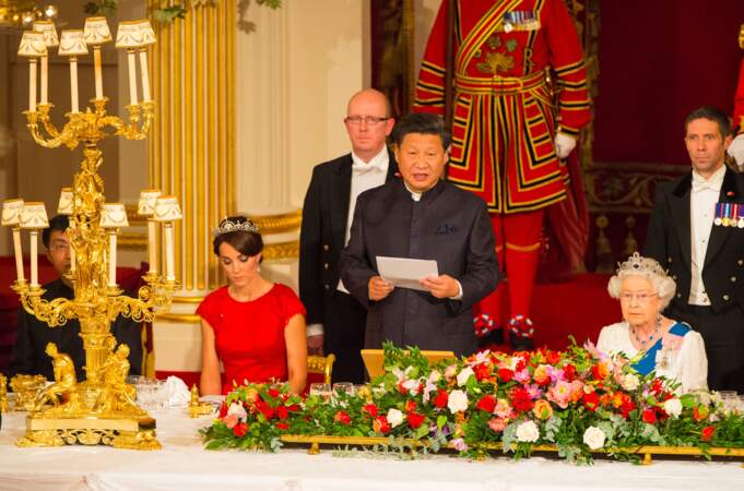 La duchesse de Cambridge, dans sa robe rouge Jenny Packham, assiste au Dîner d'État organisé pour Xi Jinping