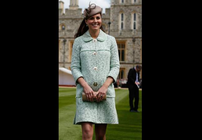 21 avril 2013 - Kate présente son manteau Mulberry menthe à l'eau
