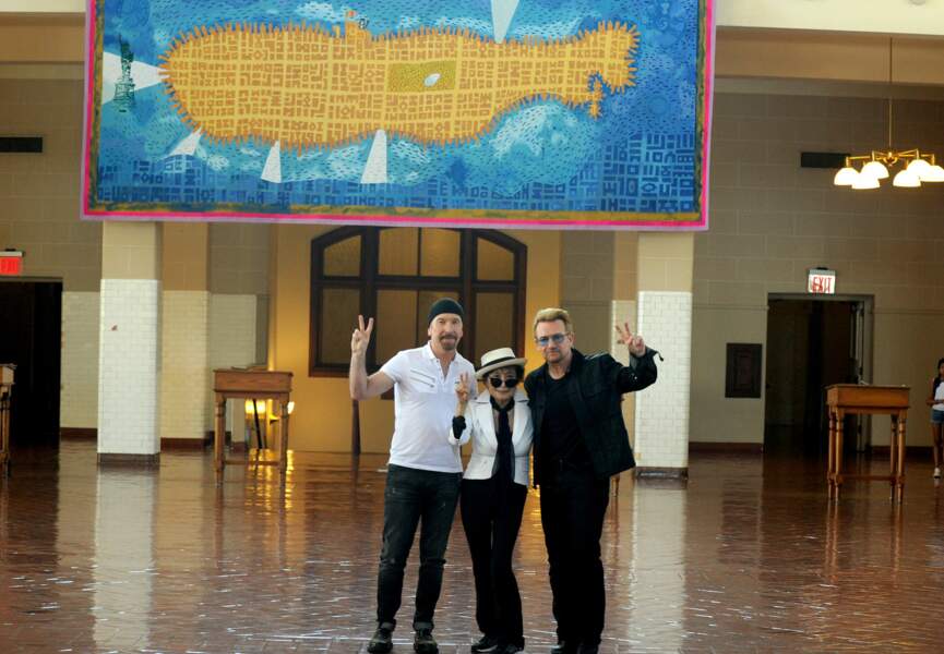 The Edge, Yoko Ono et Bono posent sous la tapisserie hommage à John Lennon