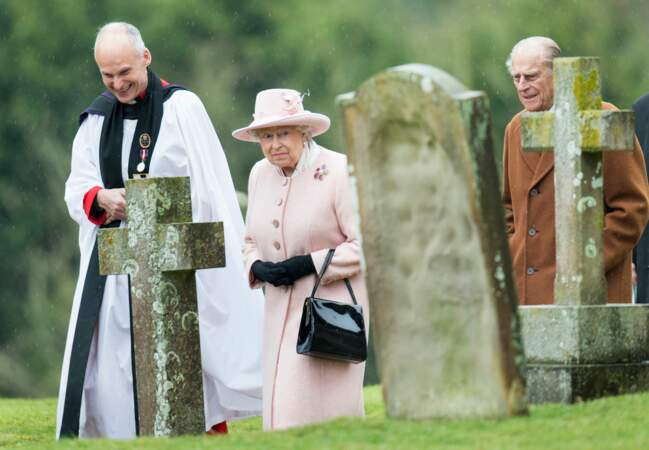 La Souveraine assiste à la messe sur son 31, suivie par son époux le prince Philip