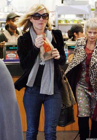 Bien qu'elle garde toujours la ligne, Kate Moss s'accorde parfois quelques extras. Ici chez McDonald's
