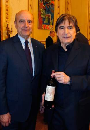 Serge Lama présente à Alain Juppé la bouteille pour laquelle il a composé un texte
