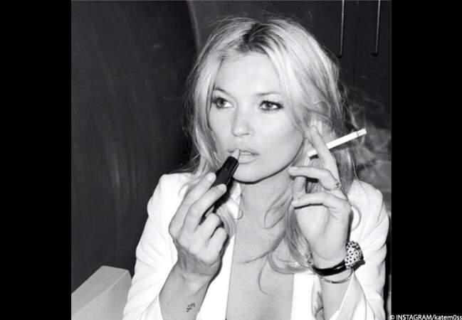 Kate Moss a deux addictions, la cigarette et le rouge à lèvres