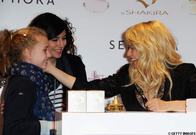 Shakira prend le temps d'échanger quelques mots avec une petite fille intimidée