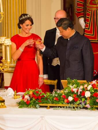 Princesse Kate porte pour son premier dîner d’état la tiare Papyrus et deux bracelets en diamants