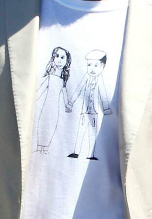 La fillette a dessiné ses parents main dans la main sur un t-shirt blanc