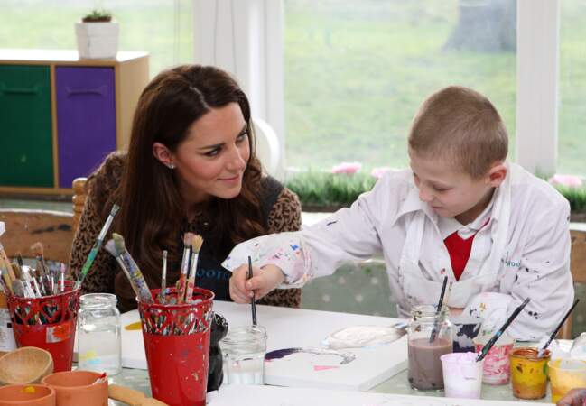 Kate, très impliquée auprès des enfants, visite ici l'école primaire Rose Hill en février 2012