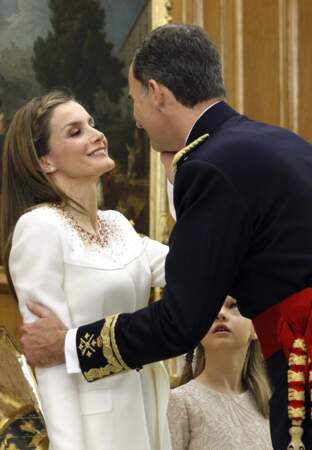 La reine embrasse chaleureusement son mari, le roi Felipe VI