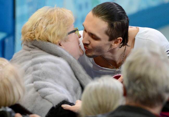 Maxim Trankov, patineur russe, embrasse sagement sa coach