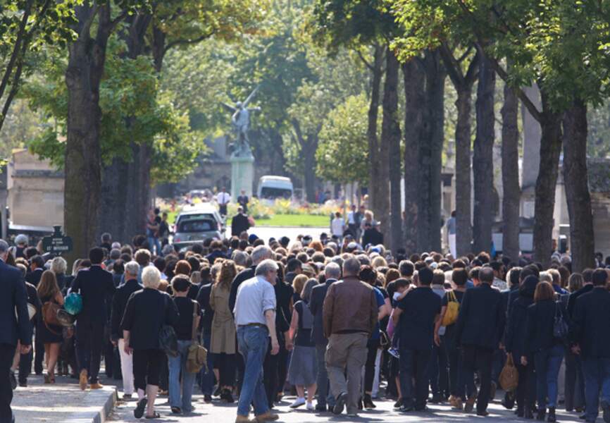 Une foule émue au cimetière du Montparnasse