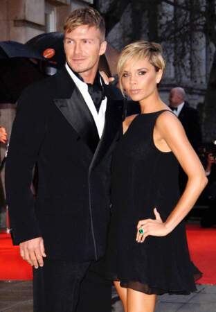 En total-look noir, David et Victoria entretiennent les clichés du footballeur et de sa femme en 2007
