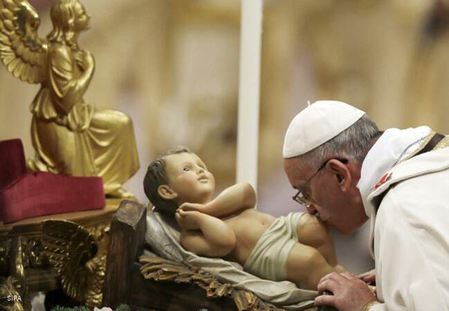 Le pape François embrasse le corps de Jésus