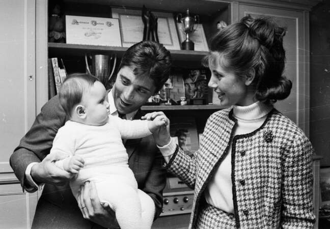 1965, petite pause pour Sacha qui prend le temps de s'amuser avec son fils Laurent et sa femme Francine