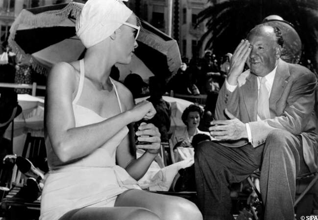 Grace Kelly écoute attentivement Alfred Hitchcock sur le tournage de La main au collet en 1955