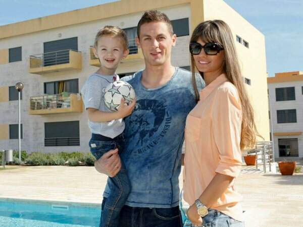 Aleksandra Pavic, la femme de Nemanja Matic, et leur fils Filip (Chelsea)