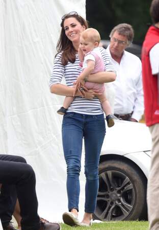 Princesse Kate dans son uniforme marinière et jeans, Baby George dans les bras