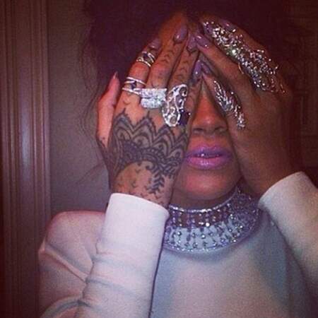Rihanna se cache les yeux et montre ses bijoux imposants
