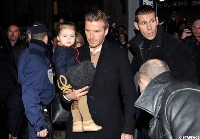 David Beckham protège Harper de l'émeute à leur descente du train