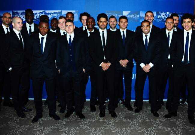 L'équipe du PSG, sur son 31, réunie autour de son président Nasser Al-Khelaïfi