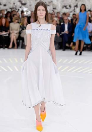 L'art de la simplicité chez Dior, où Raf Simons oscille entre une robe blanche et des boots dégradées