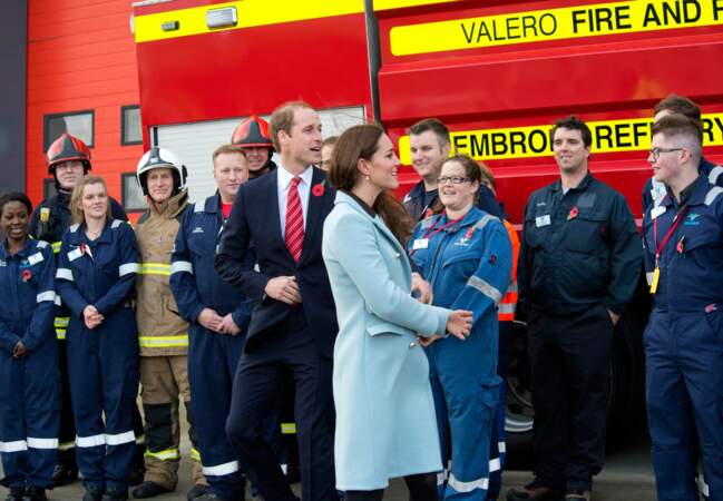 Kate et William sont accueillis par les pompiers de la raffinerie