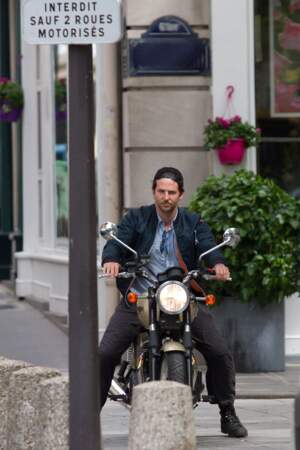 2011 - Bradley Cooper à Paris, en moto sur le trottoir 