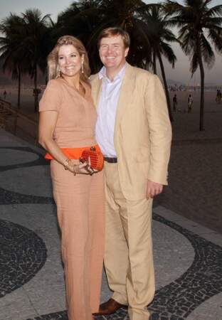 Total-look lin dans des tonalités pastel pour le couple, sur la plage de Copacabana